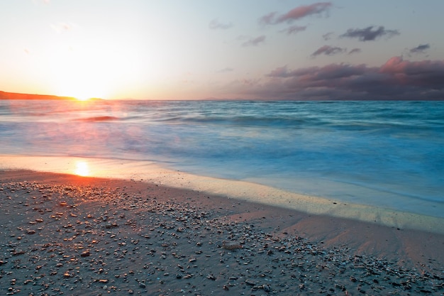 Plage au coucher du soleil en Sardaigne