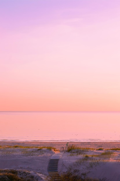 Plage au coucher du soleil à Ventspils, la mer Baltique, la Lettonie. Ventspils est une ville de la région de Courlande en Lettonie. La Lettonie est l'un des pays baltes