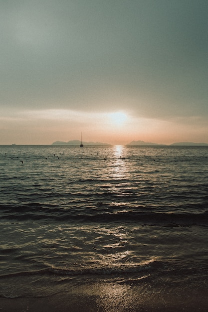 Plage au coucher du soleil