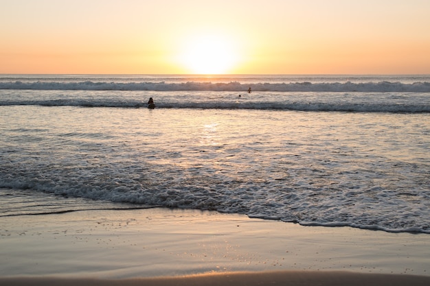 plage au coucher du soleil