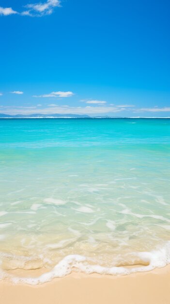 Photo une plage au sable blanc et à l'eau turquoise