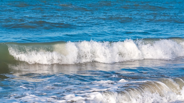 Photo plage aux vagues bleues, détente estivale