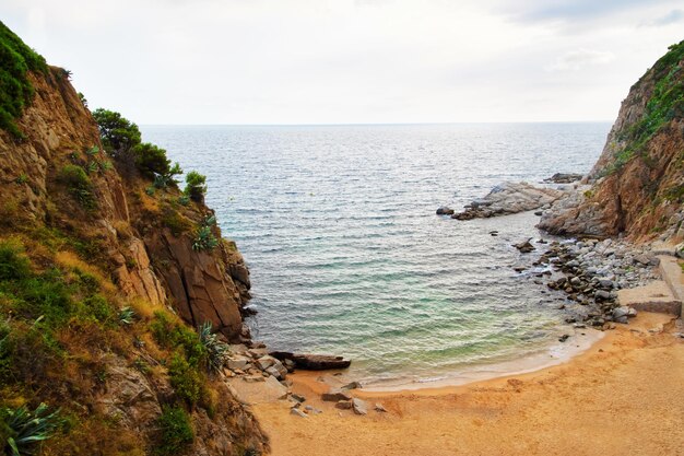 Plage de la baie de Tossa de Mar sur la Costa Brava à la mer Méditerranée en Espagne.