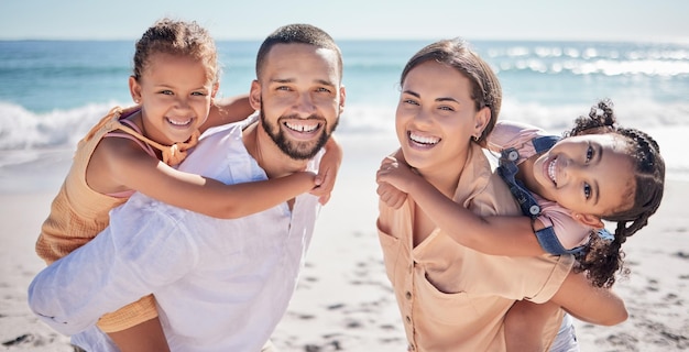 Plage de Bali famille heureuse et vacances d'été ensemble profiter de vacances à la mer plaisir joie et bonheur Amour excité et jeunes de père mère et fille enfants ou enfants sourient sur le sable de l'océan d'Hawaï