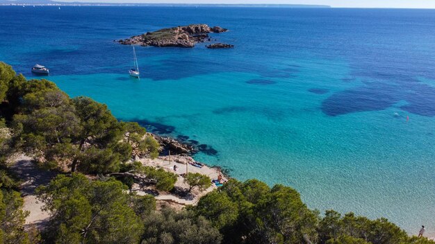 Photo une plage avec un bateau dans l'eau