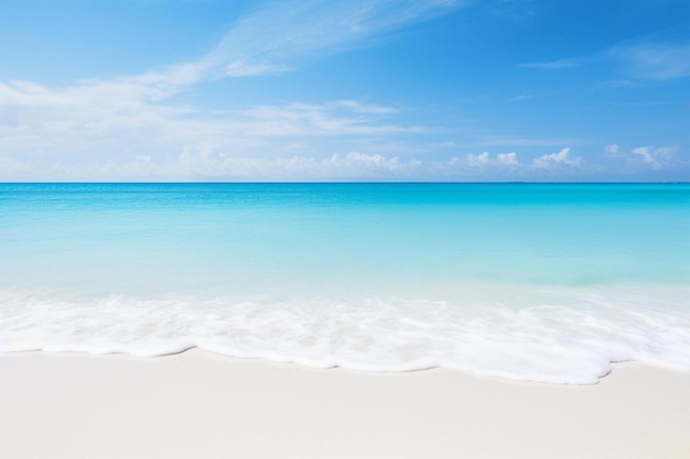 Une plage avec un bateau dans l'eau