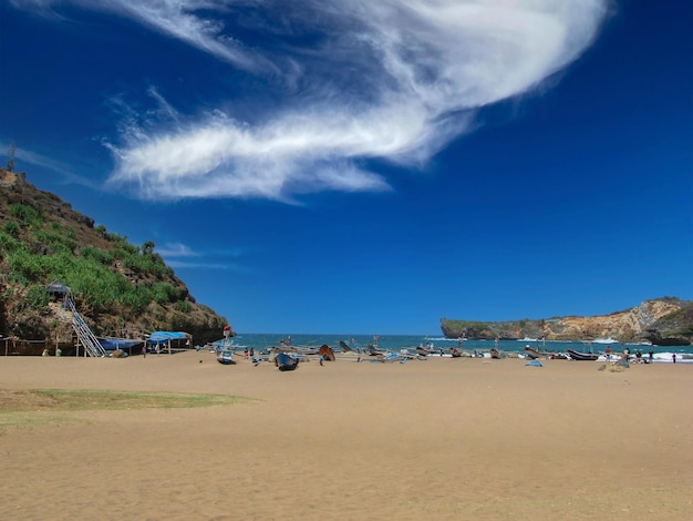 plage avec beaucoup de bateaux de pêche