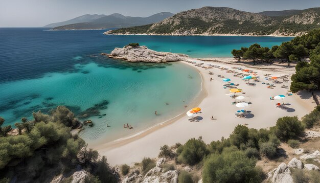 Photo une plage avec beaucoup de parapluies et une plage avec une montagne en arrière-plan