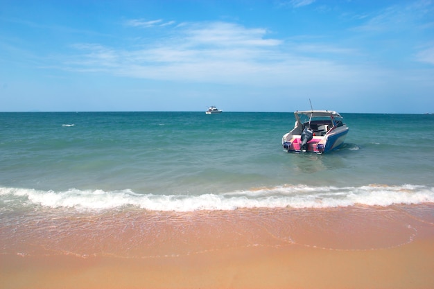 Plage et belle mer tropicale fond nature