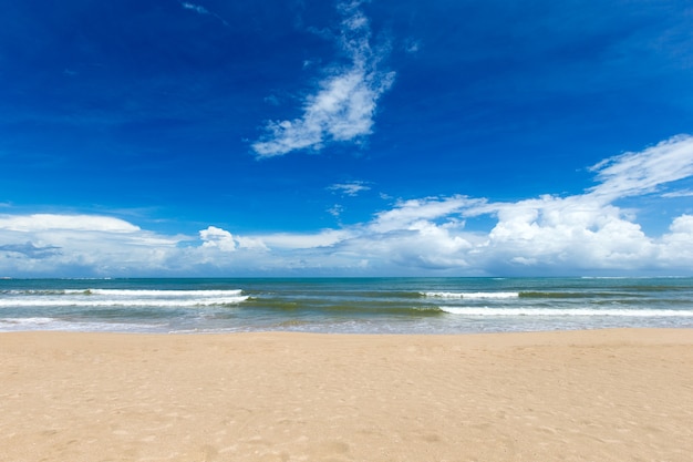 Plage et belle mer tropicale.