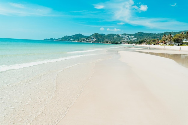 Plage blanche sur l'île tropicale