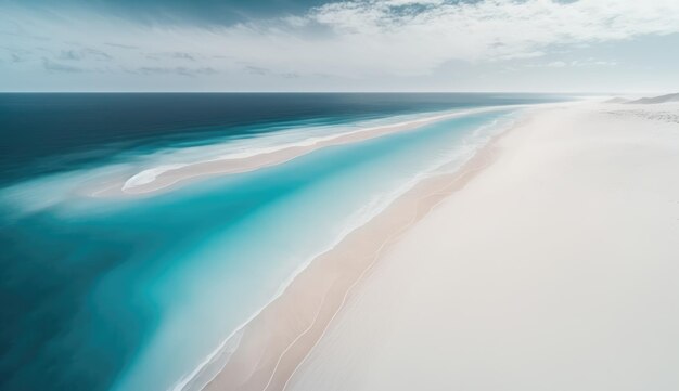 Une plage bleue avec une plage de sable blanc et un océan bleu en arrière-plan.