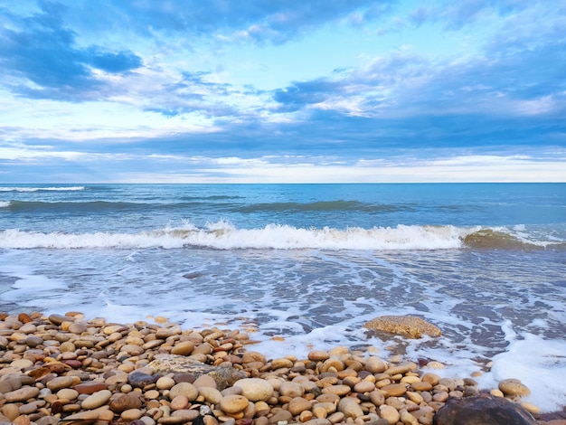 Plage de bord de mer Vague bleue et nuage sur le paysage Beau littoral en vacances d'été