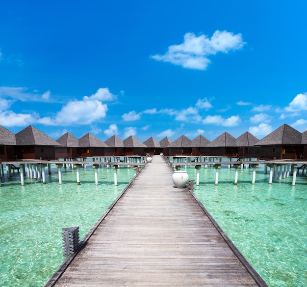 Plage avec bungalows sur l&#39;eau aux Maldives