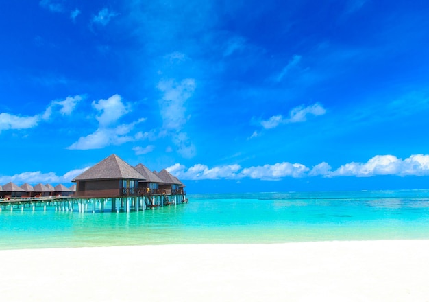 Photo plage avec bungalows sur l'eau aux maldives
