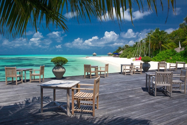 Plage avec bungalows sur l&#39;eau aux Maldives