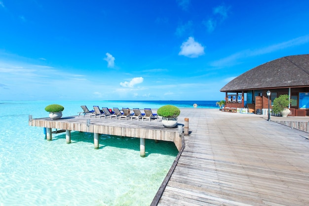 plage avec bungalows sur l'eau Maldives