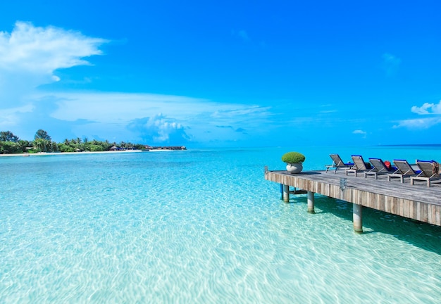 plage avec bungalows sur l'eau Maldives