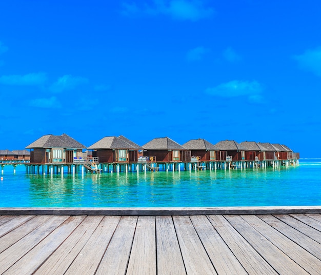 Plage avec bungalows sur pilotis aux Maldives