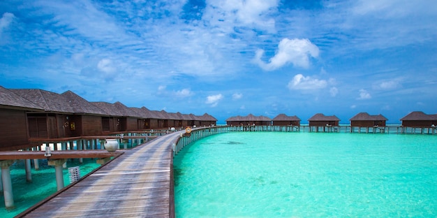 Plage avec bungalows sur pilotis aux Maldives