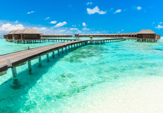 Plage avec bungalows sur pilotis aux Maldives