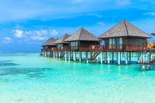 Plage avec bungalows sur pilotis aux Maldives