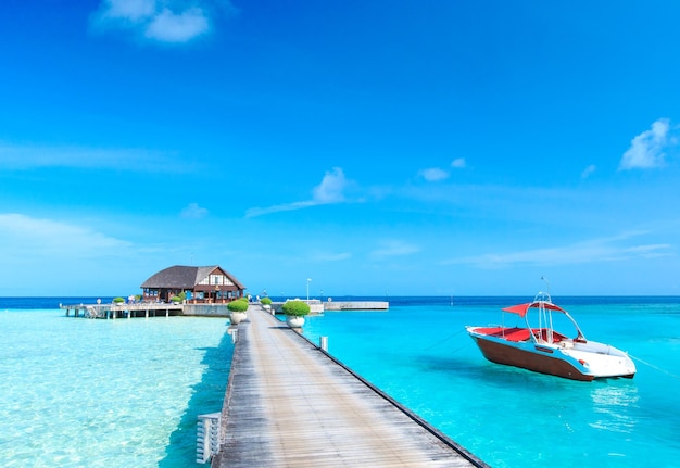 Plage avec bungalows sur pilotis aux Maldives