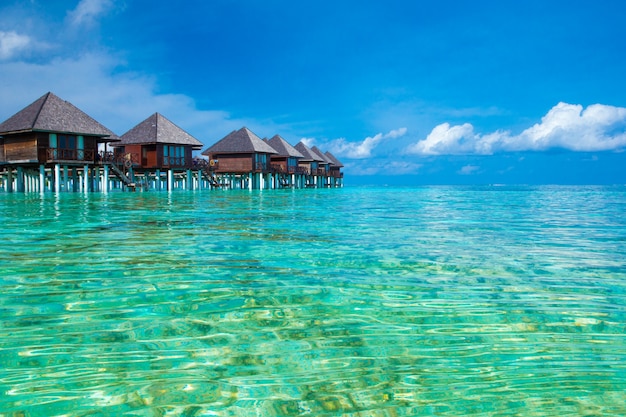 Plage avec bungalows sur pilotis aux Maldives