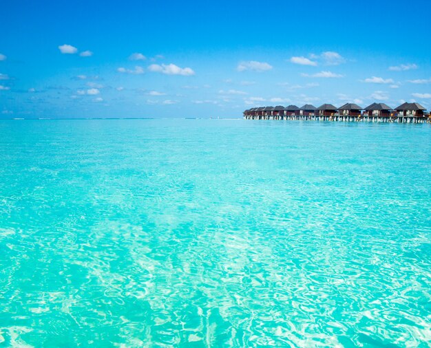 Plage avec bungalows sur pilotis aux Maldives