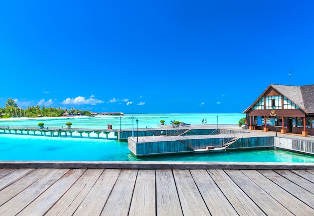 Plage avec bungalows sur pilotis aux Maldives