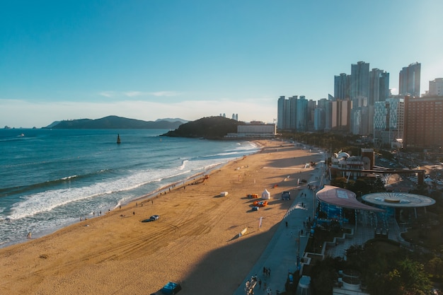 Plage à Busan avec montagnes et bâtiments