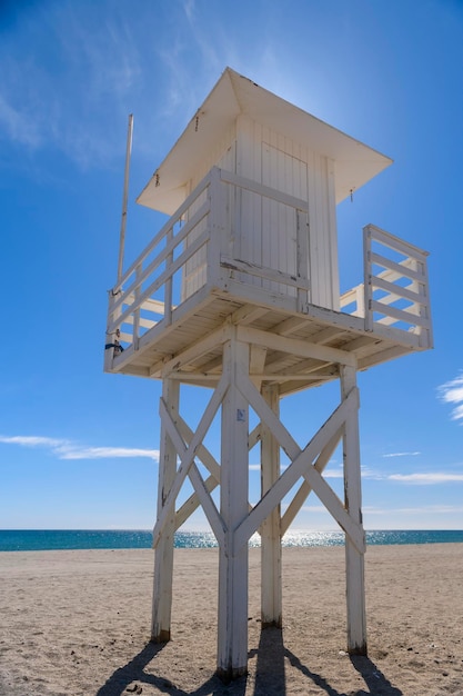 Plage avec cabane de maître nageur toute prête pour l'été Personne