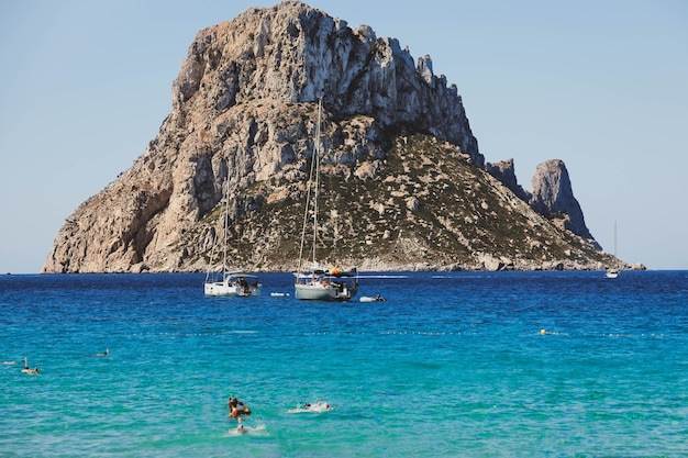 Plage de Cala Hort avec voiliers de mer et montagne Es Vedra. Ibiza, Iles Baléares, Espagne