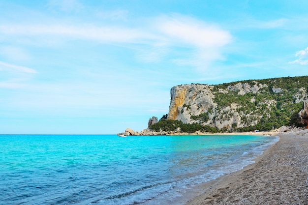 Plage de Cala Luna par temps nuageux Sardaigne