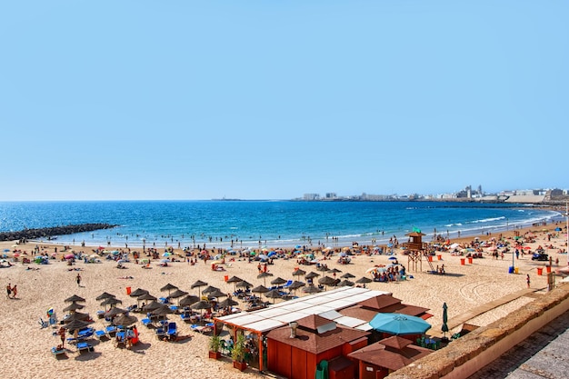 Plage de Caleta pleine de monde à l'océan Atlantique à Cadix, Andalousie, espagne.