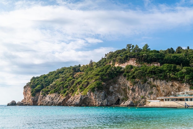 Plage calme de la mer Méditerranée près d'une haute colline avec forêt