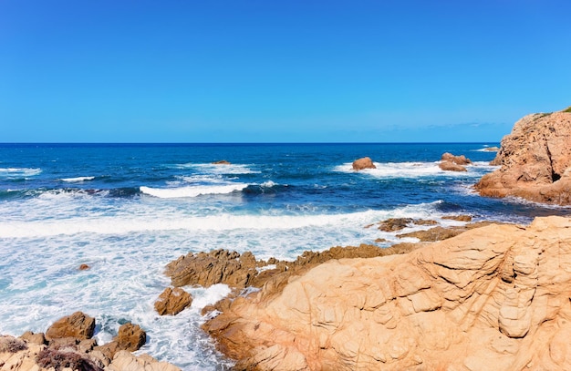 Plage de Capo Pecora en mer Méditerranée à Buggerru dans le sud de la Sardaigne en Italie. Station balnéaire italienne sarde avec du sable jaune en Sardaigne.