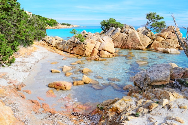 Plage de Caprccioli par temps clair Sardaigne