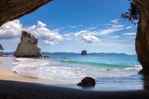 Plage de Cathedral Cove près de Hahei en Nouvelle-Zélande