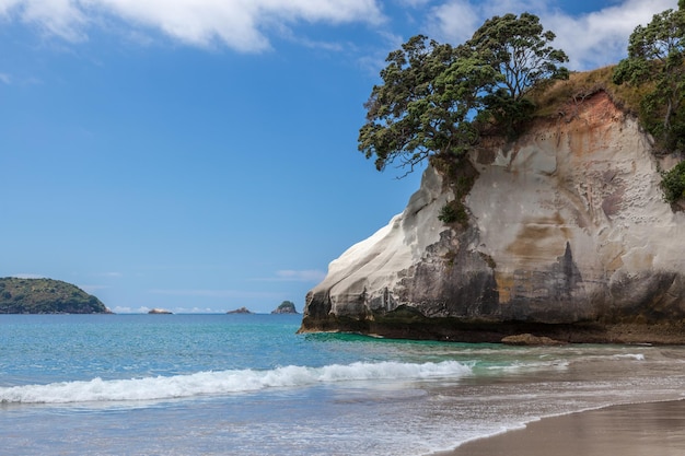 Plage de Cathedral Cove près de Hahei en Nouvelle-Zélande