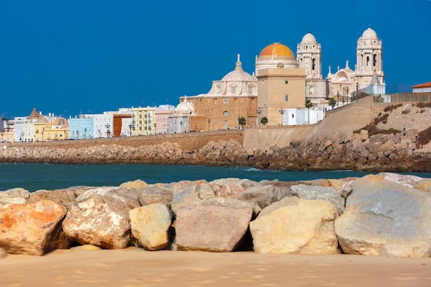 Plage et cathédrale de Cadix Andalousie Espagne