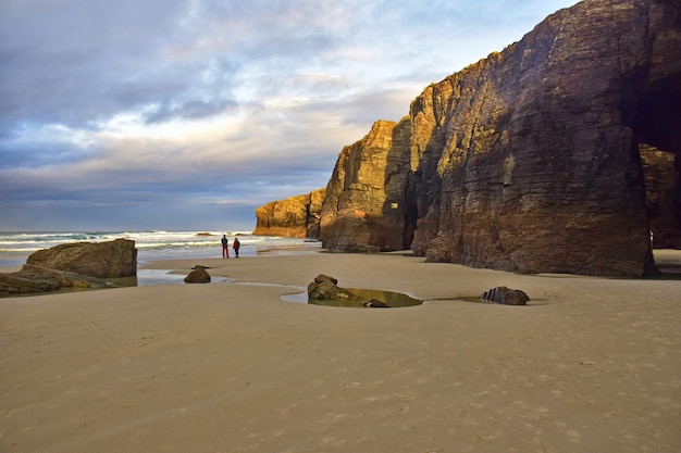 La plage des cathédrales Également connue sous le nom de Holy Waters Beach ou As Catedrais, cet impressionnant monument naturel est situé en Galice, dans le nord-ouest de l'Espagne.