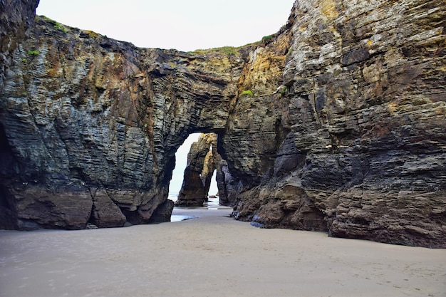 La plage des cathédrales Également connue sous le nom de Holy Waters Beach ou As Catedrais, cet impressionnant monument naturel est situé en Galice, dans le nord-ouest de l'Espagne.