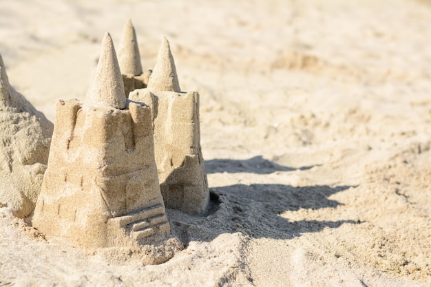 Plage avec château de sable aux beaux jours Espace pour le texte