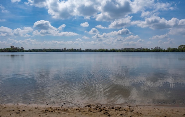 Une plage avec un ciel bleu et des nuages