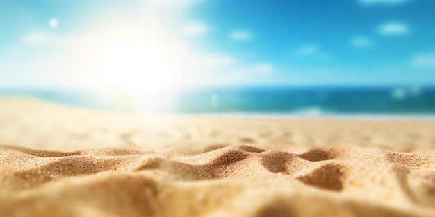 Une plage avec un ciel bleu et le soleil qui brille dessus