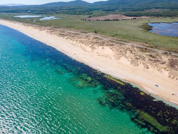 La plage de conduite près de la station balnéaire de Dyuni en Bulgarie