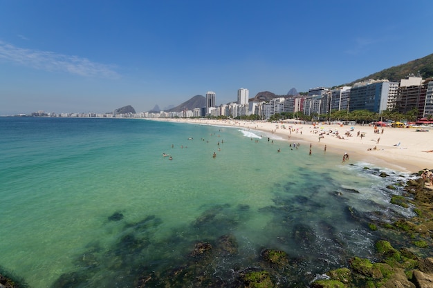 Plage de Copacabana aux eaux vertes à Rio de Janeiro au Brésil.