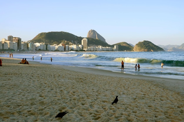 La plage de Copacabana en fin d'après-midi avec le Pain de Sucre à Rio de Janeiro Brésil