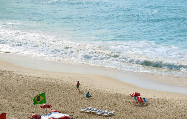 La plage de Copacabana le matin avec des éclaboussures de vagues à Rio de Janeiro Brésil